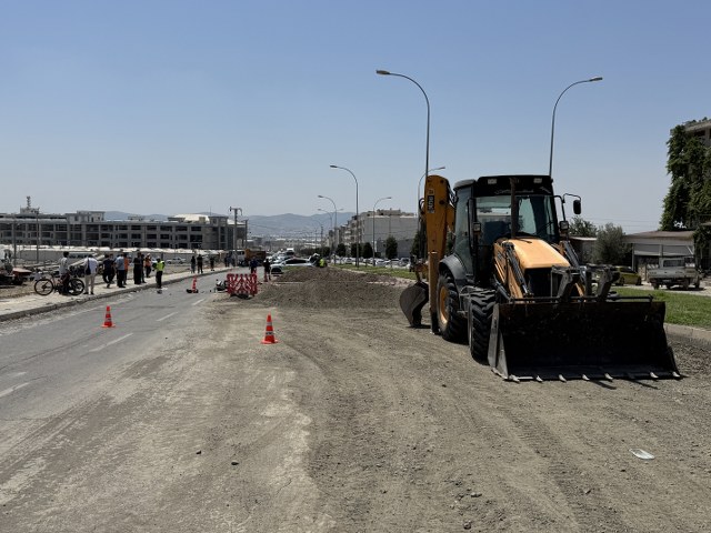 Motosiklet sürücüsünün acı sonu! Üzerinden iş makinesi geçti 