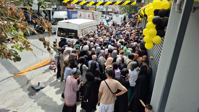 İstanbul'da mağaza açılışına özel indirim izdihama yol açtı