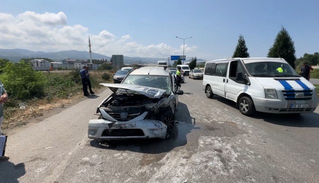 Samsun'da 3 araç birbirine girdi!  6 yaralı