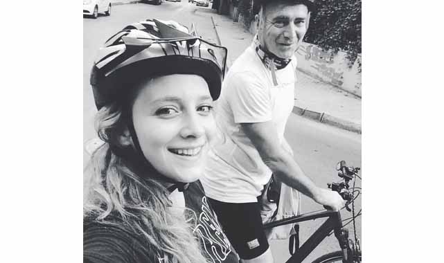 Ünlü oyuncu Hayal Köseoğlu'nun baba acısı!