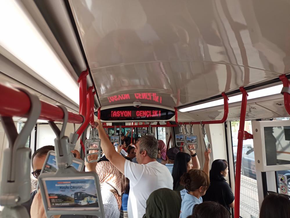 Samsun'da tramvaylarda çalışmayan klima yolcuları çileden çıkardı