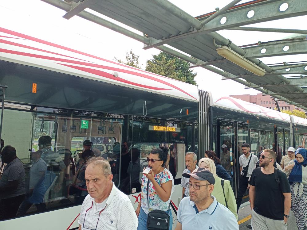 Samsun'da tramvaylarda çalışmayan klima yolcuları çileden çıkardı