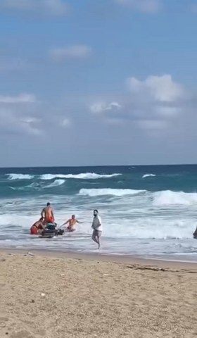 Denizde akıntıya kapılan vatandaşın imdadına cankurtaranlar yetişti