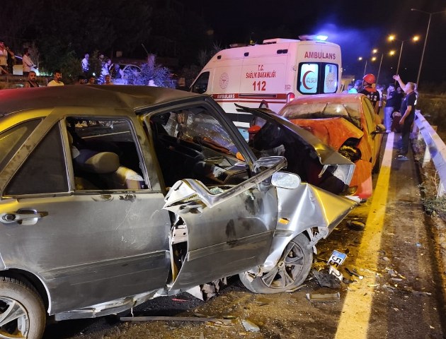 Samsun'da feci kaza! İki otomobil çarpıştı!1'i ağır 8 kişi yaralandı