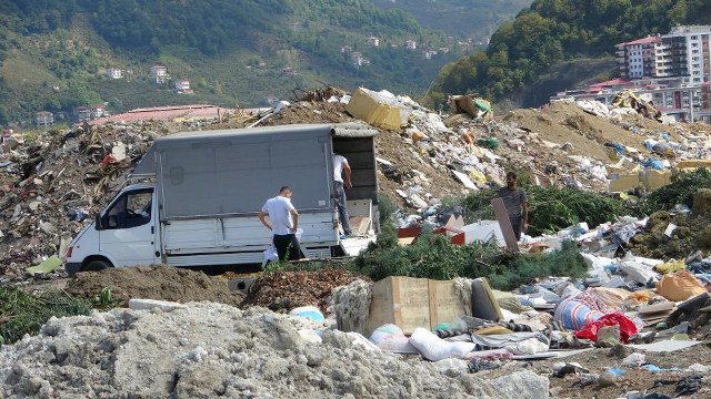 Karadeniz'in kıyısındaki çöplük tehlike saçıyor