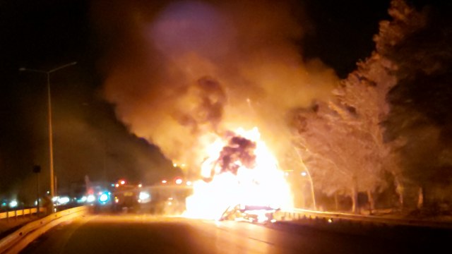 Samsun'da alev alan tiner ve kimyasal boya yüklü tır hala söndürülemedi