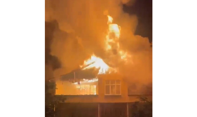 Samsun'da 2 katlı ev alev alev yandı!