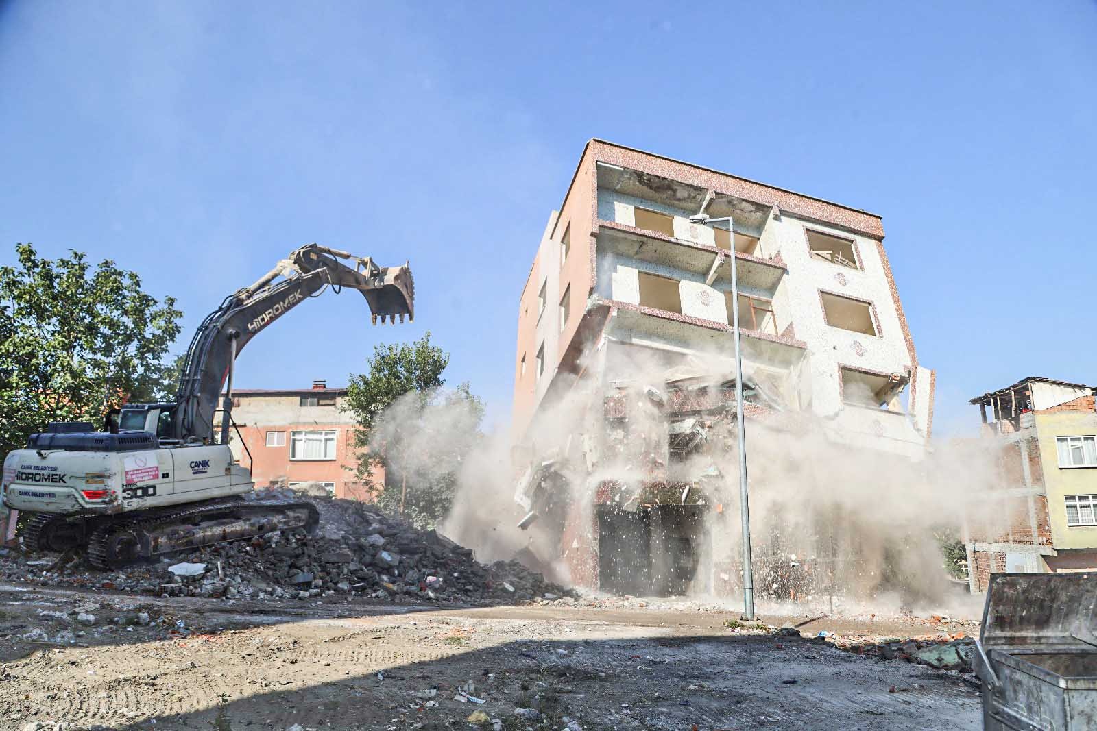 Canik'te depreme dayanıksız binalar yıkılıyor!