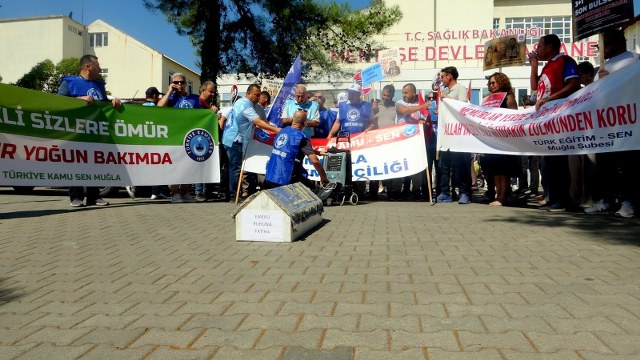 Memurlardan tabutlu eylem
