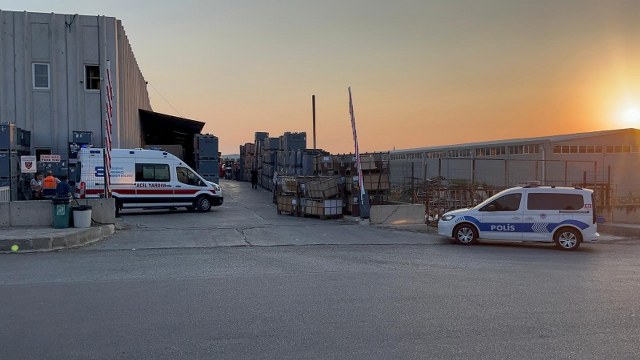 Fabrikada feci kaza! Makinaya sıkışan işçi ağır yaralandı