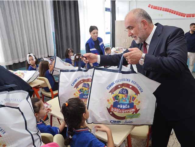 Bir Canik Belediyesi klasiği! Okula başlayan tüm öğrencilere çanta ve kırtasiye seti