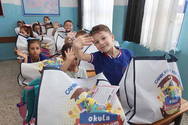 Bir Canik Belediyesi klasiği! Okula başlayan tüm öğrencilere çanta ve kırtasiye seti