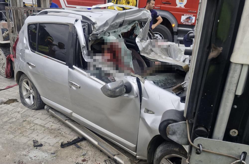 Samsun'da otomobil tırın altına girdi! Ölü ve yaralılar var durumları ağır