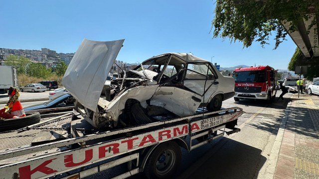 Samsun'da kaza yapan Tofaş hurdaya döndü: 1'i ağır 2 yaralı