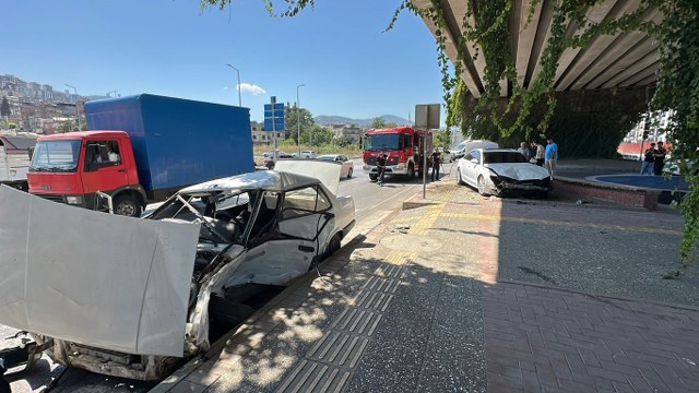 Samsun'da kaza yapan Tofaş hurdaya döndü: 1'i ağır 2 yaralı