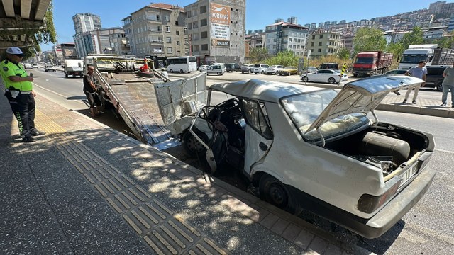 Samsun'da kaza yapan Tofaş hurdaya döndü: 1'i ağır 2 yaralı