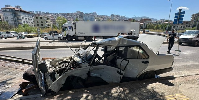 Samsun'da kaza yapan Tofaş hurdaya döndü: 1'i ağır 2 yaralı