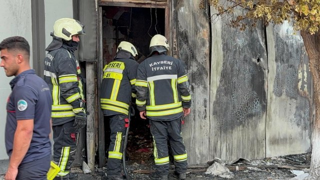 Zincir markette yangın! Depo küle döndü