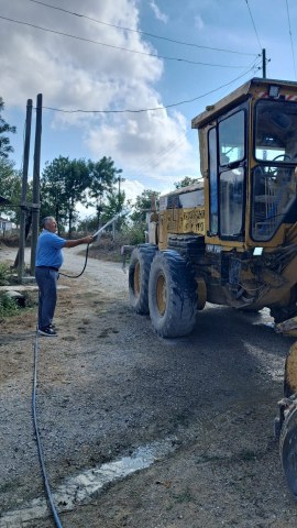 Samsun'da muhtar minnetini iş makinesini yıkayarak gösterdi