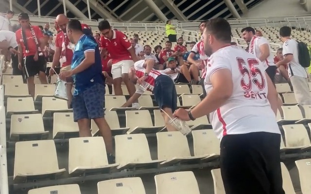 Yunan basınından tribündeki çöpleri toplayan Samsunspor taraftarına övgü