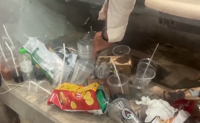 Yunan basınından tribündeki çöpleri toplayan Samsunspor taraftarına övgü