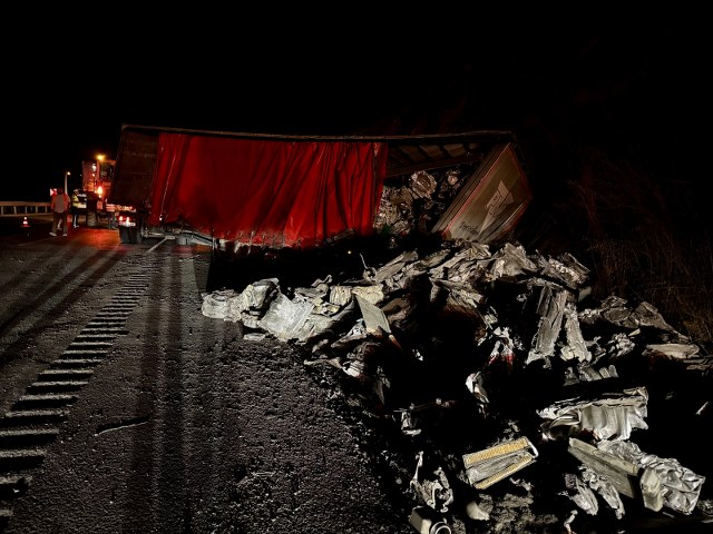 Samsun'da tır şarampole devrildi