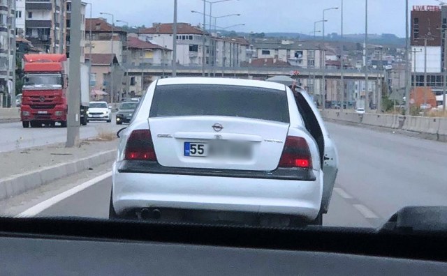 Samsun'da trafik magandası: Kapıyı açıp video çektiler