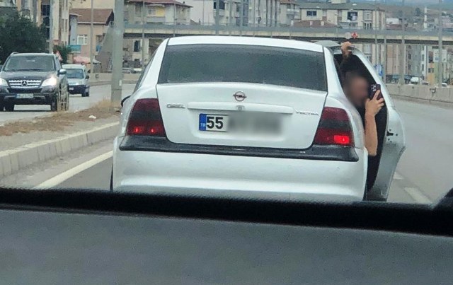 Samsun'da trafik magandası: Kapıyı açıp video çektiler