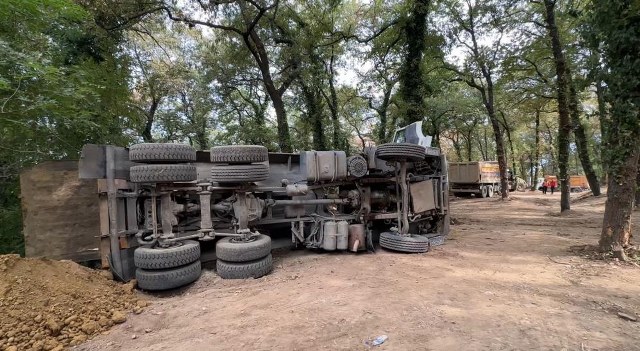 Samsun'da hafriyat kamyonu devrildi
