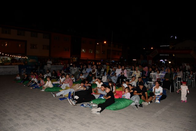 Vezirköprü’de açık hava sineması kuruldu!