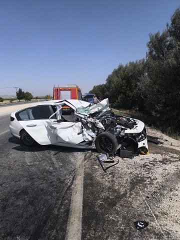 Feci kaza! Otomobil kamyonetle çarpıştı! 1 ölü, 5 yaralı