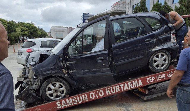 Samsun'da kazada aracı hurdaya döndü! Hastane randevusuna çekiciyle gitti