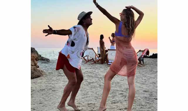 Sinem Kobal yeşil bikinisiyle beğeni yağmuruna tutuldu