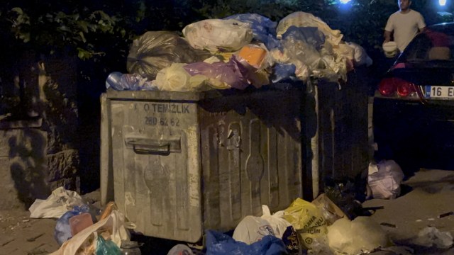 Belediye temizlik işçileri maaşlarını alamadı! Çöpler yerde kaldı