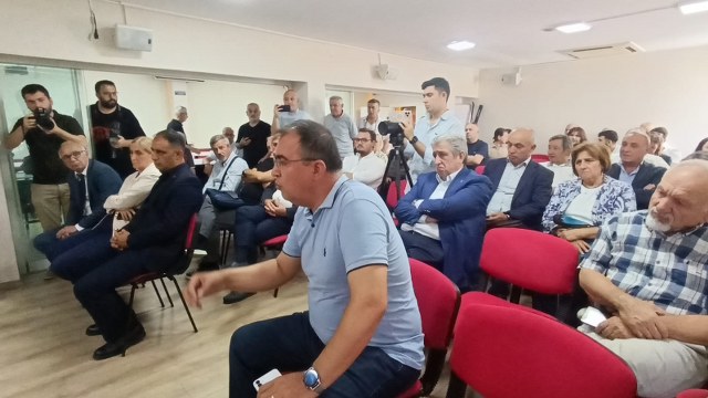 CHP'de gergin toplantı! Gazeteciler salonu terk etti