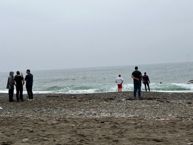 Deniz kenarında duran çocuğu dalga kaptı götürdü