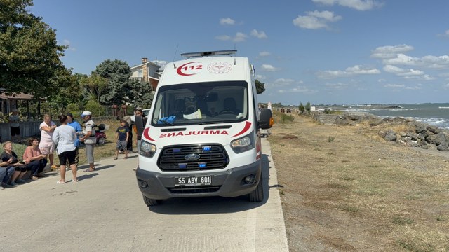Samsun'da yaşlı adam denizde boğulma tehlikesi geçirdi