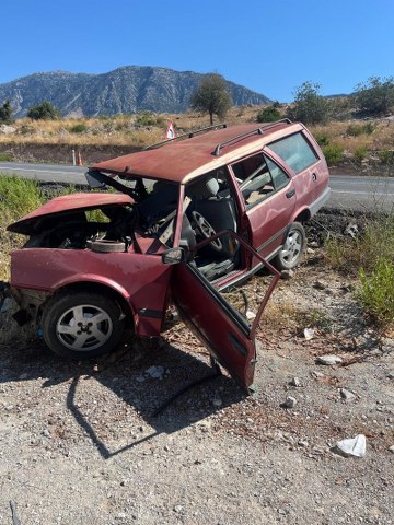 Antalya'da otomobiller birbirine girdi! 1'i ağır 6 yaralı