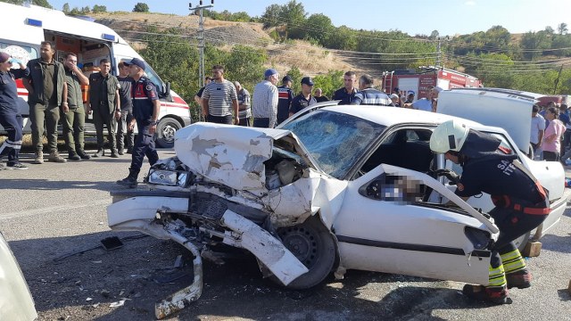 Samsun'da feci kaza! İki araç kafa kafaya çarpıştı! 1 ölü, 10 yaralı