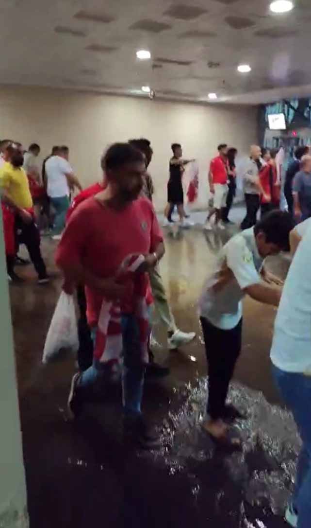 Samsunspor taraftarı Avrupa maçında atık sular içinde 19 Mayıs Stadyumu'na girdi