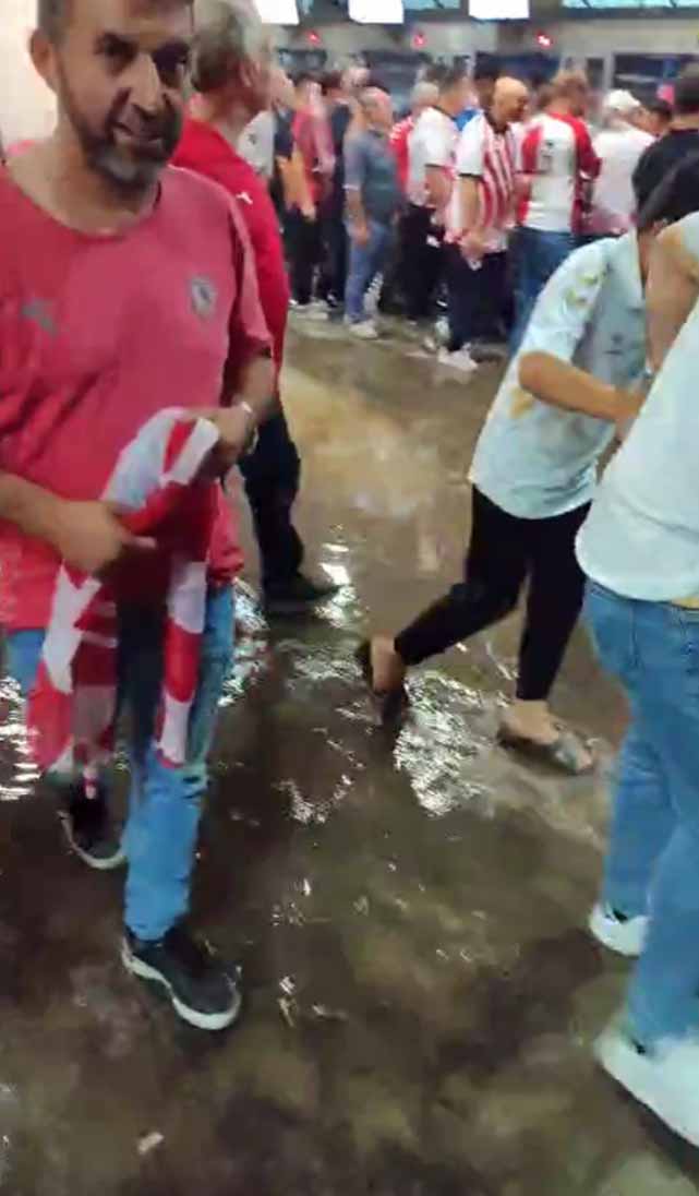 Samsunspor taraftarı Avrupa maçında atık sular içinde 19 Mayıs Stadyumu'na girdi