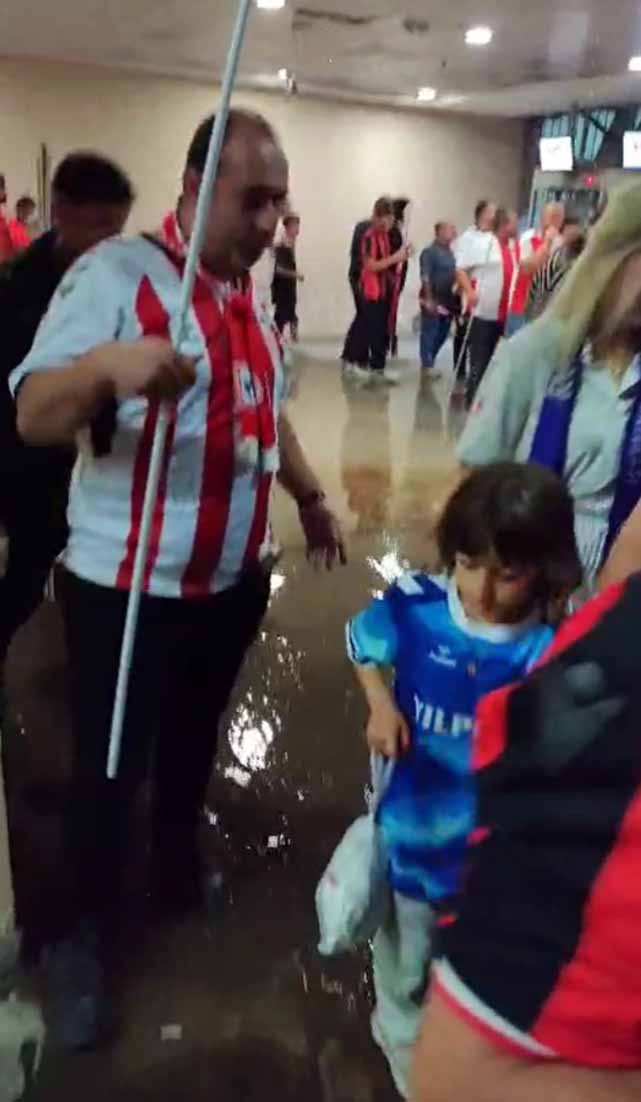 Samsunspor taraftarı Avrupa maçında atık sular içinde 19 Mayıs Stadyumu'na girdi