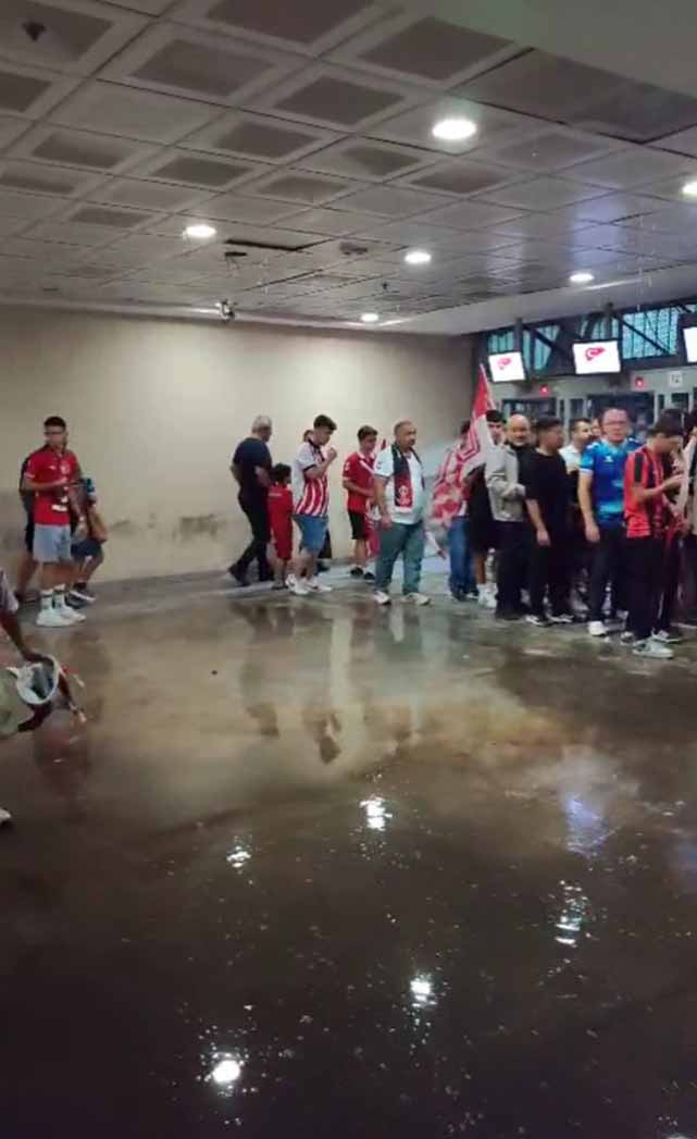 Samsunspor taraftarı Avrupa maçında atık sular içinde 19 Mayıs Stadyumu'na girdi