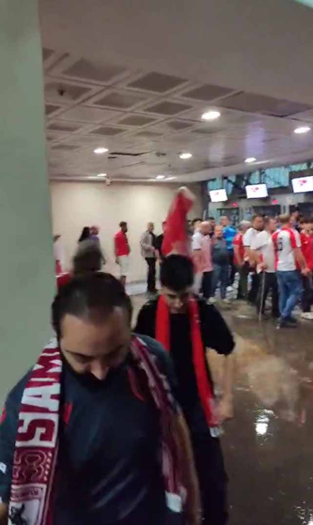 Samsunspor taraftarı Avrupa maçında atık sular içinde 19 Mayıs Stadyumu'na girdi
