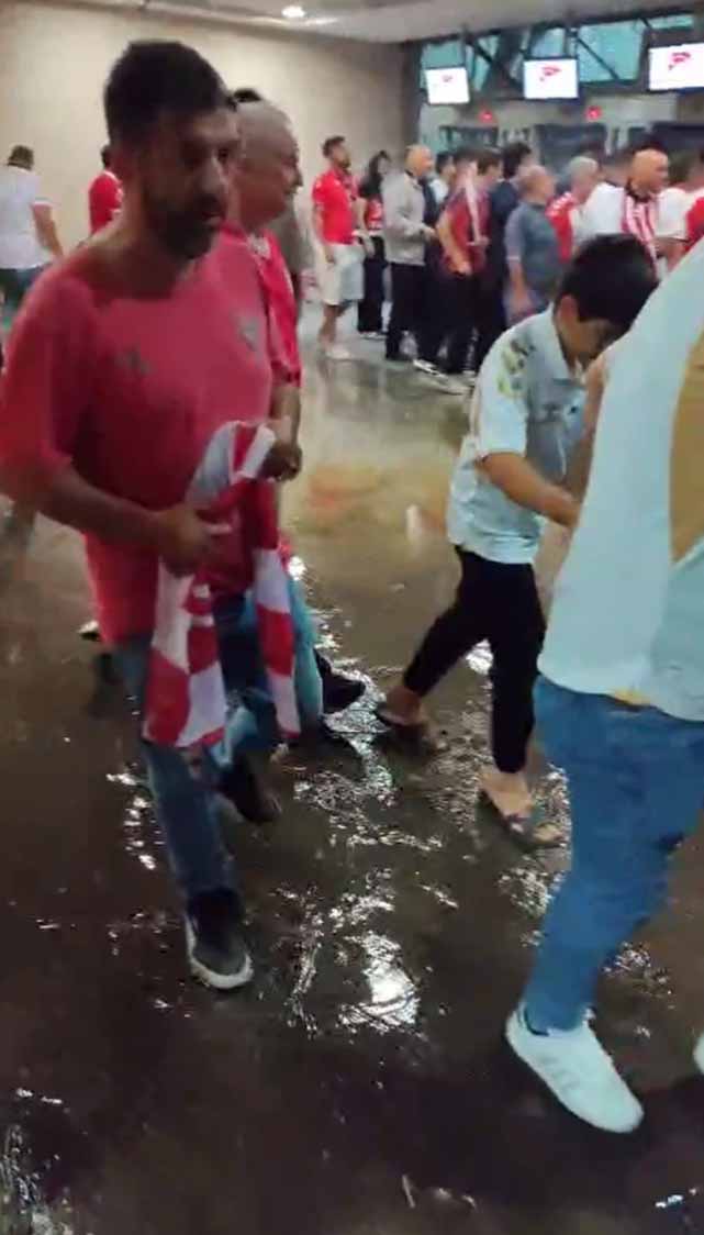 Samsunspor taraftarı Avrupa maçında atık sular içinde 19 Mayıs Stadyumu'na girdi