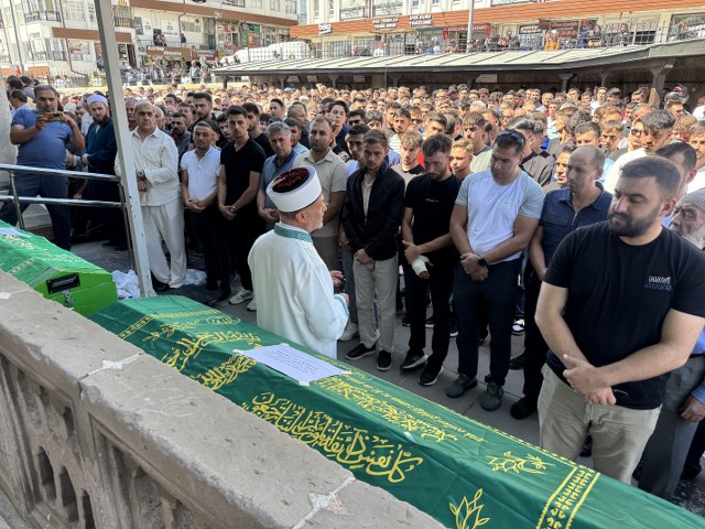 Samsun'da denizde boğulan 2 gencin cenazesi defnedildi