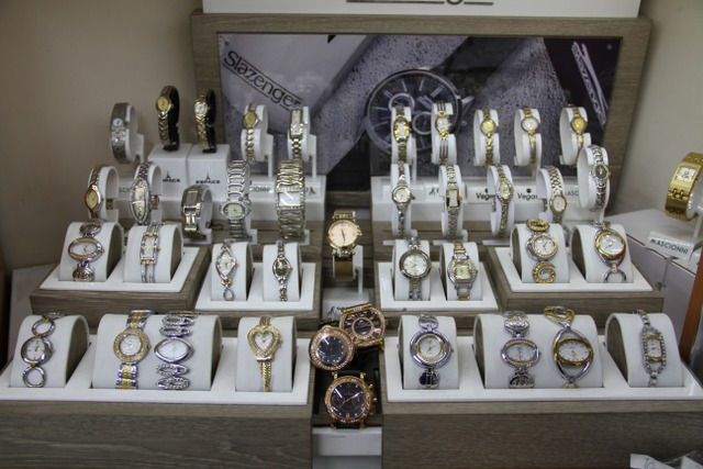 42 yıllık saat tamircisi mesleğini oğluna devretti