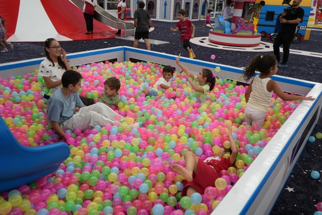 Türkiye'nin en büyük kapalı şişme oyun parkı Balonya Samsun'da açıldı