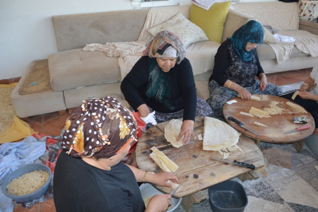 Samsun'da kadınlar kışlık erişte ve çorbalık hazırladı