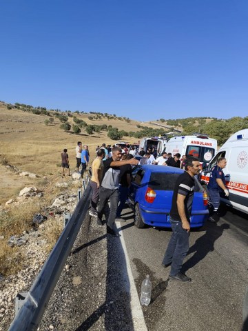 Diyarbakır'da feci kaza! 1 kişi öldü, 15 kişi yaralandı